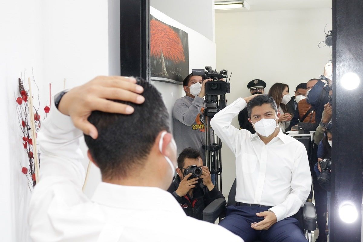 Lalo Rivera apoya a poblana y es su primer cliente en estética de Anzures