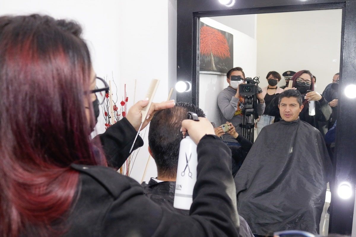 ¡Bravo! Lalo Rivera apoya a poblana y es el primer cliente de su estética en Azcarate 5 Lalo Rivera estetica min