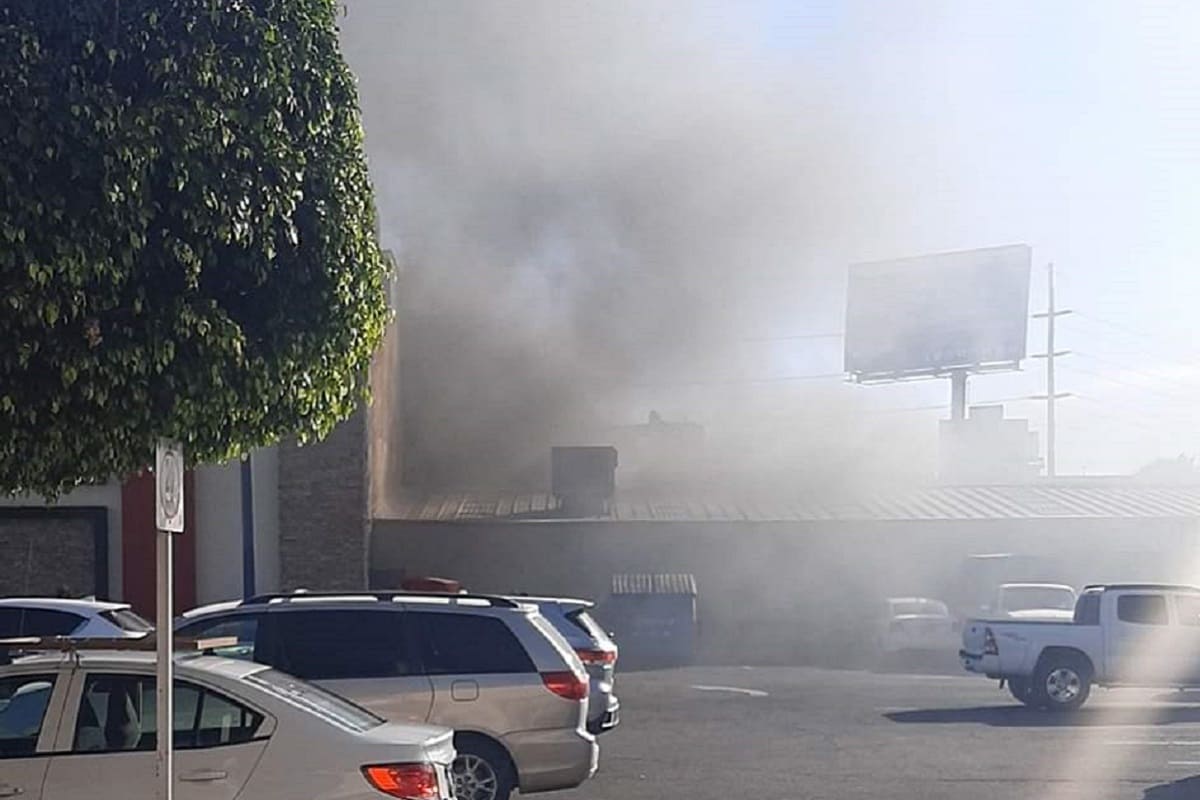 Se incendia depósito de residuos sólidos en Plaza Loreto 3 Soriana Loreto 1