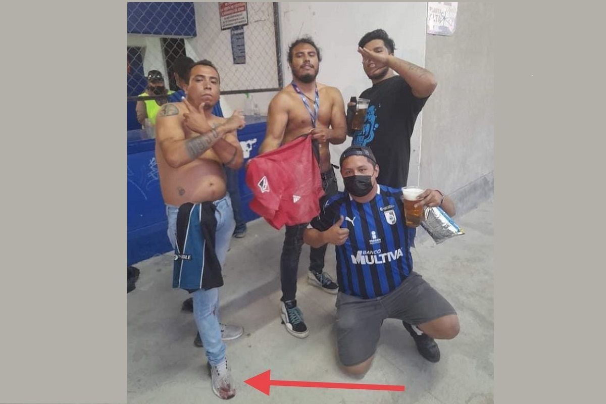 Exhiben a agresores de aficionados del Atlas y presumen playera como trofeo 2 aficionadps