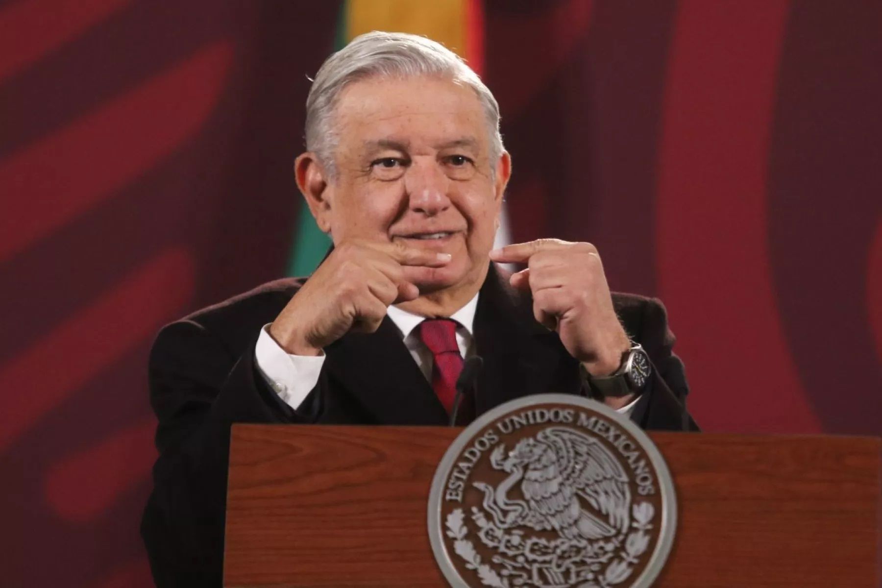 "Los sobres amarillos ya pasaron de moda": responde AMLO a Derbez por campaña vs el Tren Maya 4 amlo 1