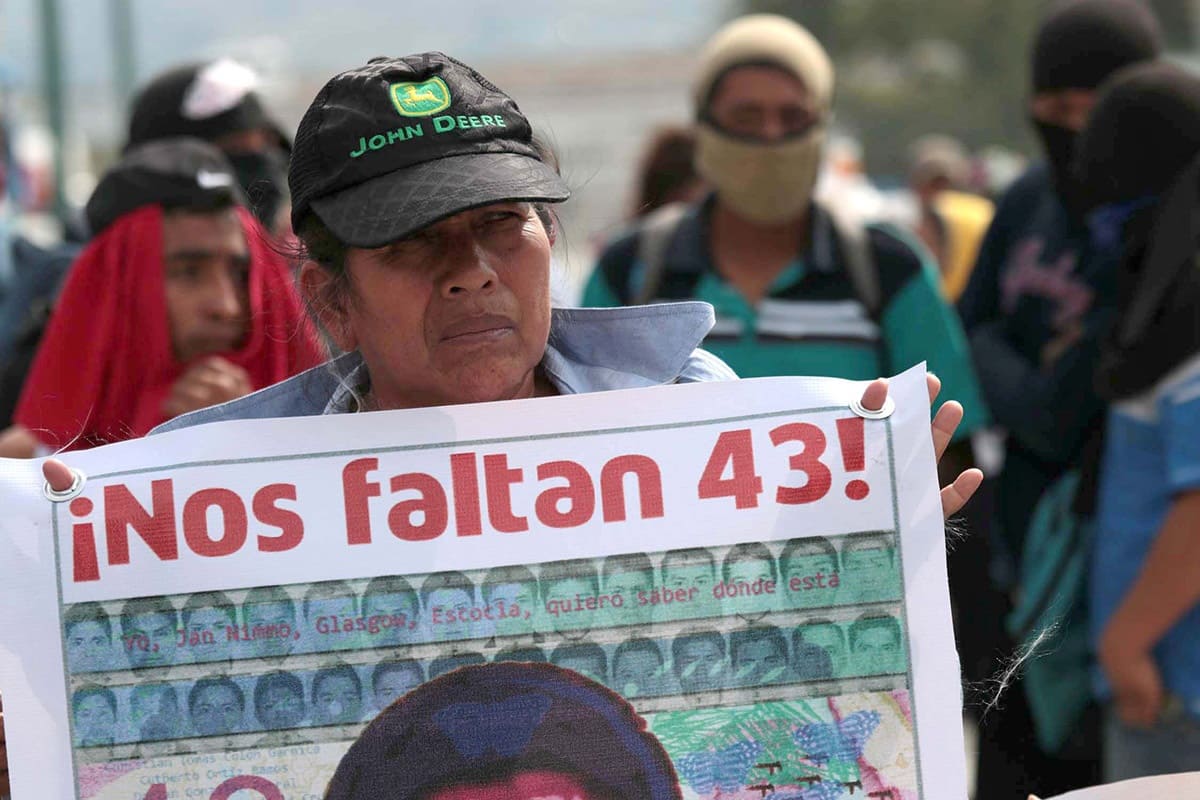 Padres de los 43 normalistas piden resultados y abrir investigación contra Ejército y Marina 6 normalistas