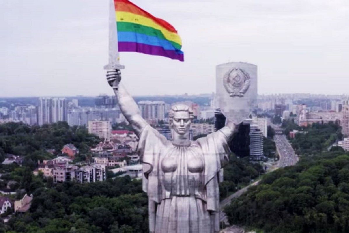 En redes recuerdan la protesta con la bandera LGBT+ en Ucrania que sorprendió al mundo 2 bandera lgbt en estatua de uk