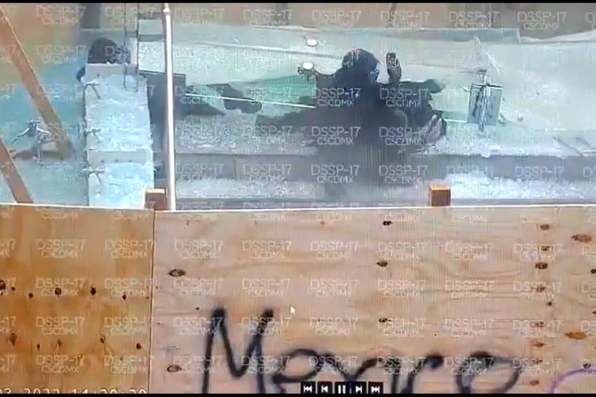 VIDEO: Integrantes del bloque negro rompen cristal del Metro y resultan heridas en CDMX 2 bloque negro