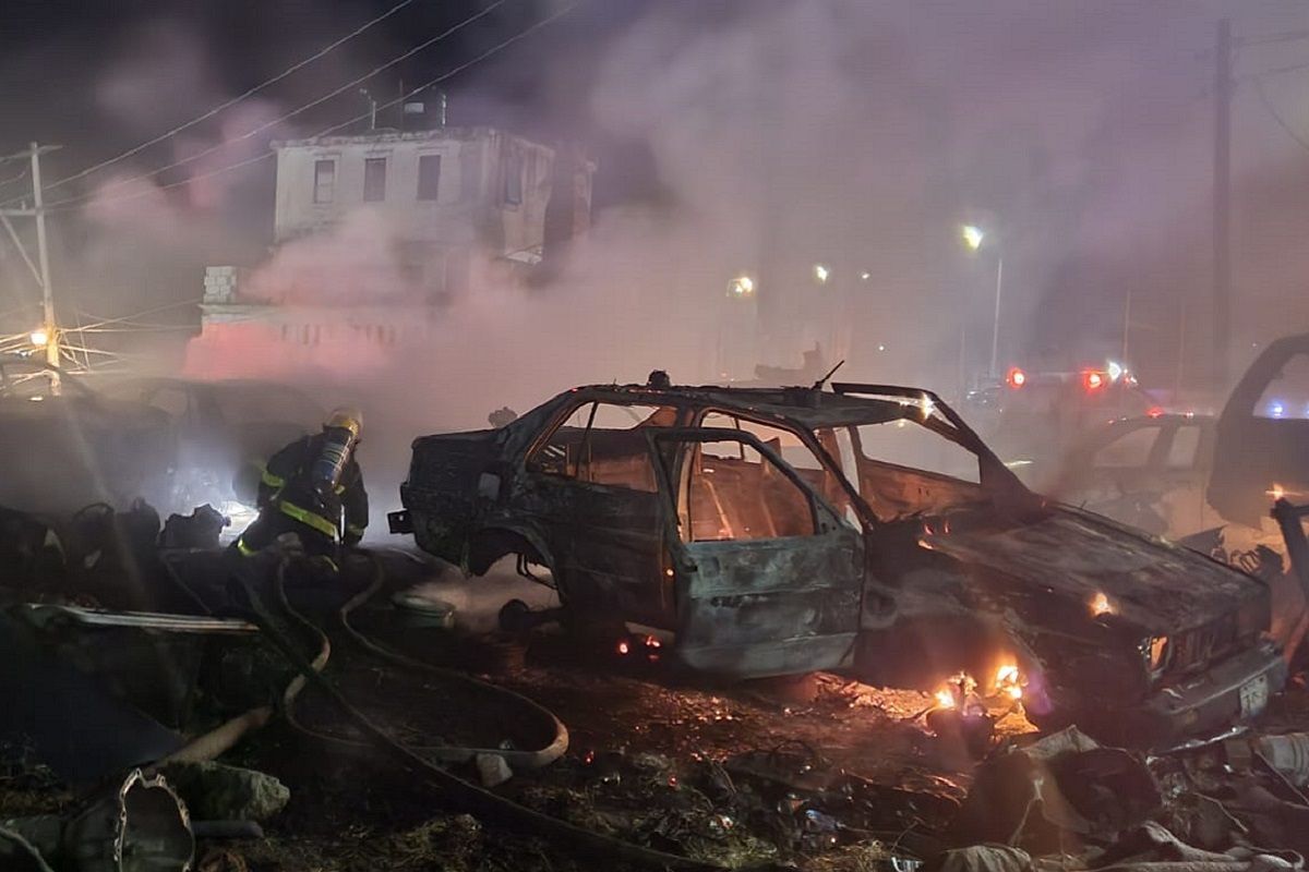 Arde deshuesadero: fuego consume 11 vehículos en San Francisco Acatepec 2 bomberos
