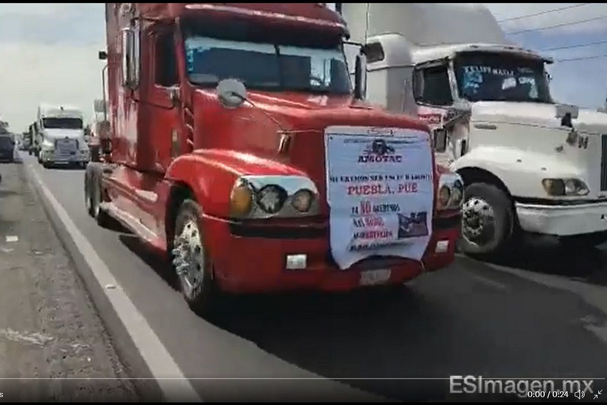 VIDEO: Transportistas bloquean la caseta de Texmelucan; exigen mayor seguridad 4 camionn