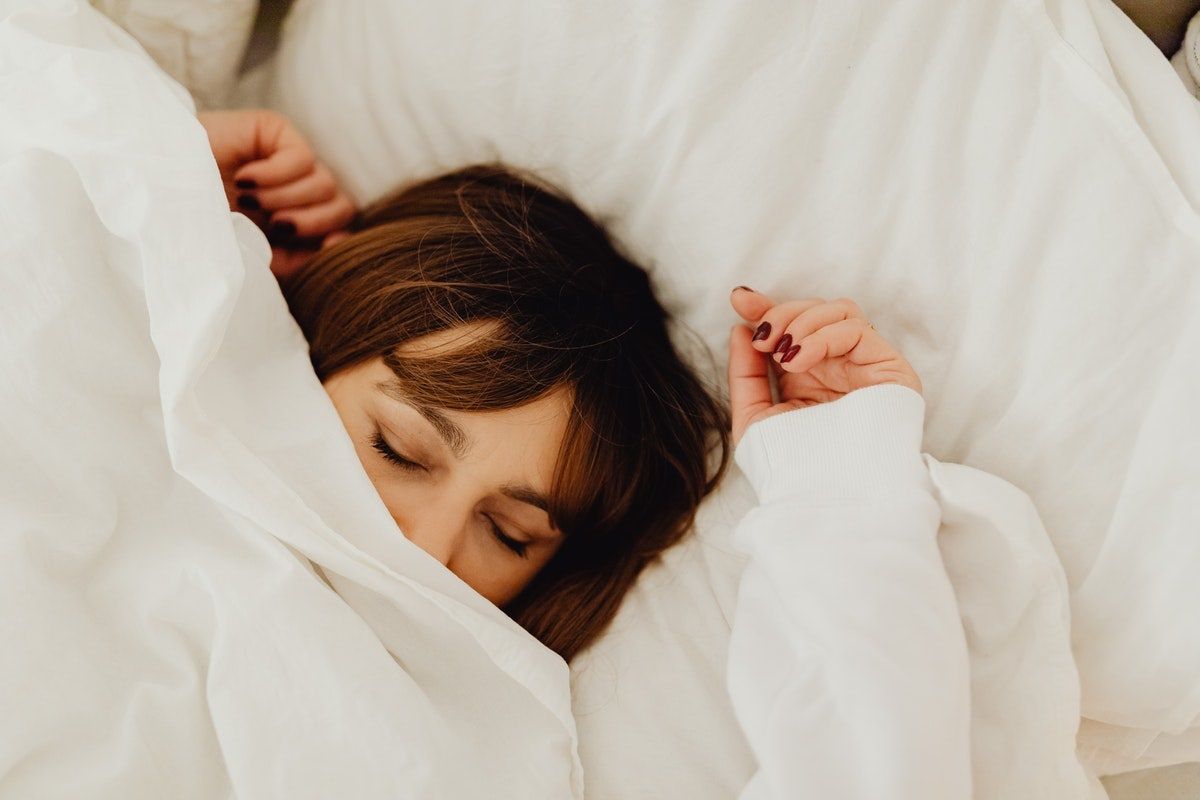¿Dormir adelgaza? Estudio revela que prolongar el sueño reduce la ingesta de calorías 3 dormir