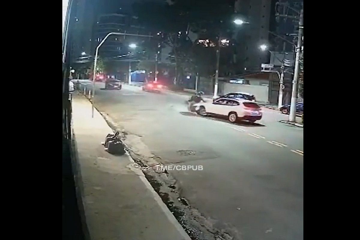 VIDEO: Mujer atropella a delincuentes que la querían asaltar en Ecuador 4 ecuador