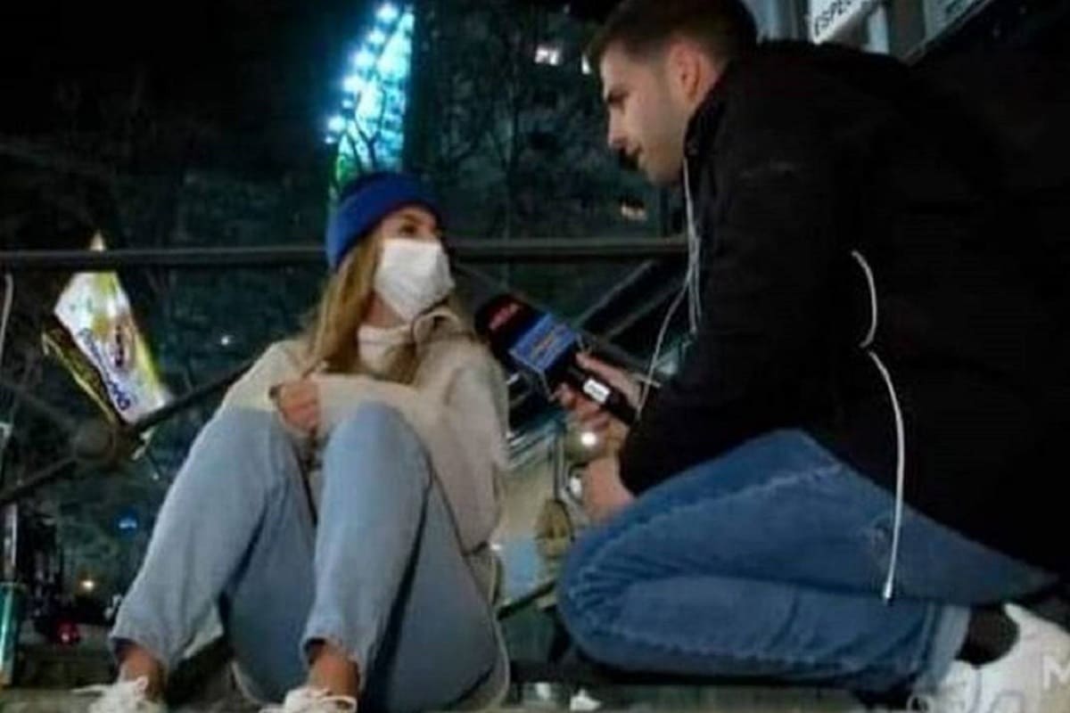 Lo que hace uno por amor: Mujer espera a su novio afuera de estadio porque solo consiguió un boleto 4 espera a novio de estadio 1