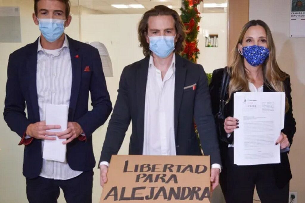 familiares alejandra cuevas