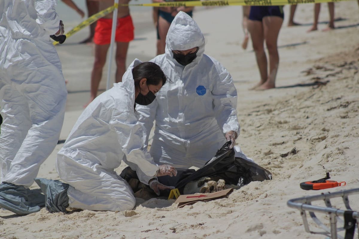 ¡De terror! Turistas hallan restos humanos en playa de Cancún; Fiscalía ya investiga el caso 6 Restos Humanos