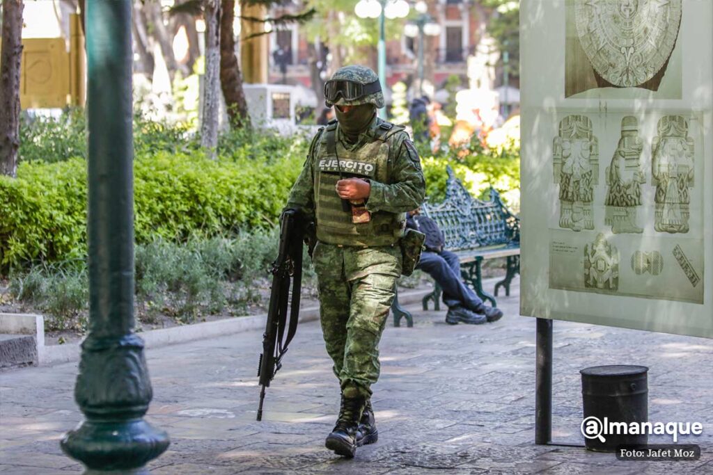 militares en el zocalo de Puebla 2