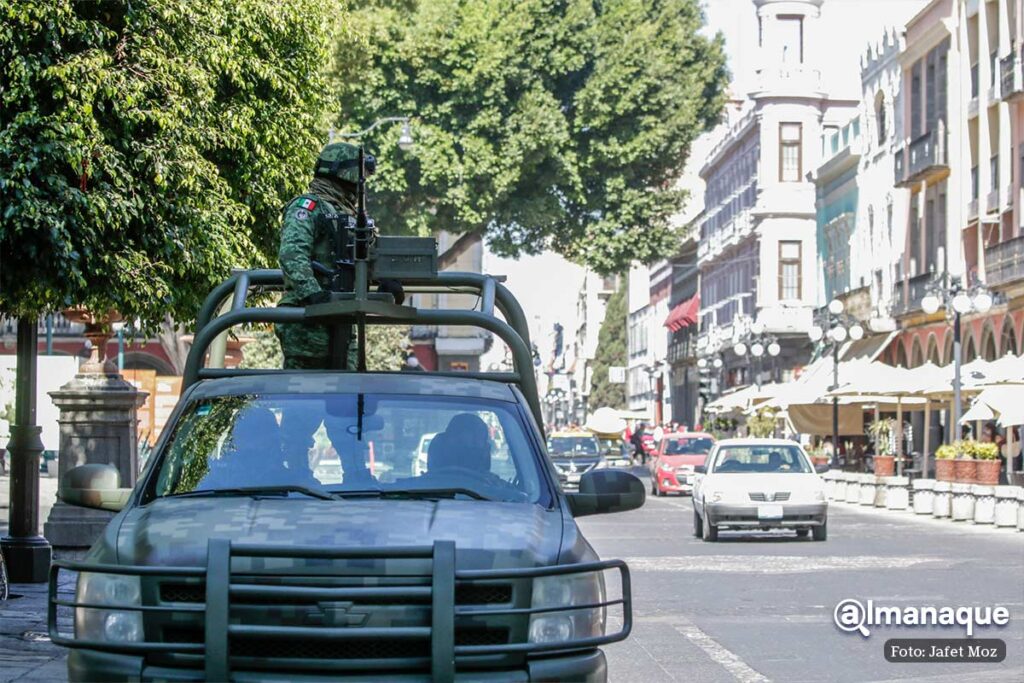 militares en el zocalo de Puebla 3