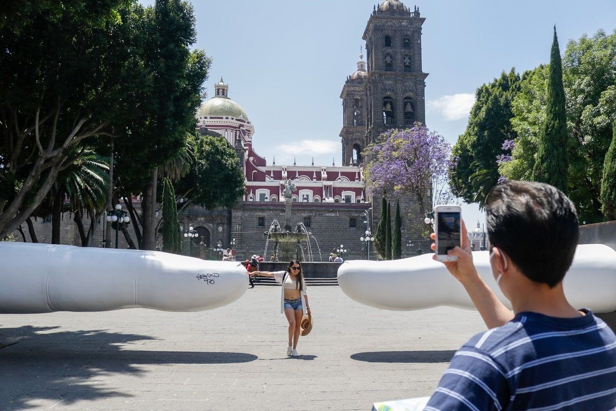 VIDEO: Vandalizan obra "Tú" que se expone en el zócalo de Puebla 4 Vandalizan obra Tú que se expone en Puebla