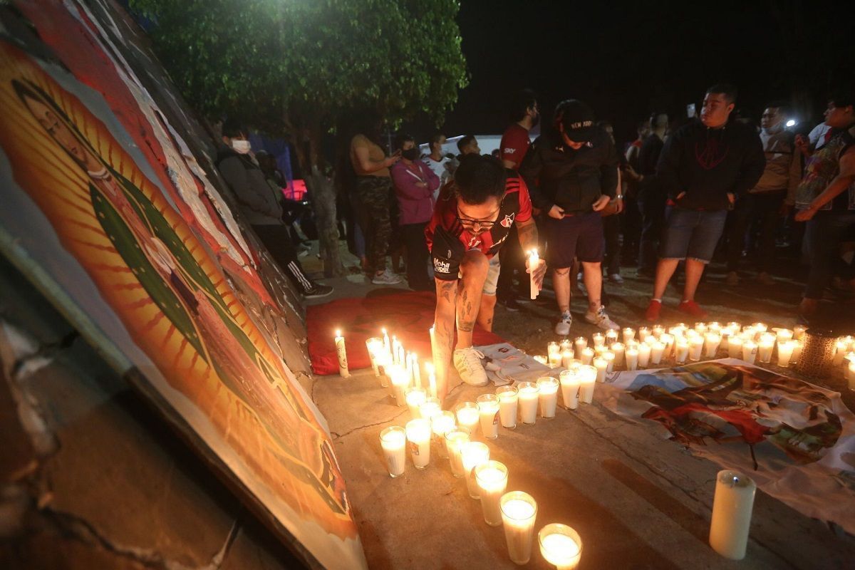 Aficionados del Atlas se reunieron afuera del Estadio de Jalisco para rendir homenaje a lesionados 4 ofrenda 1 1