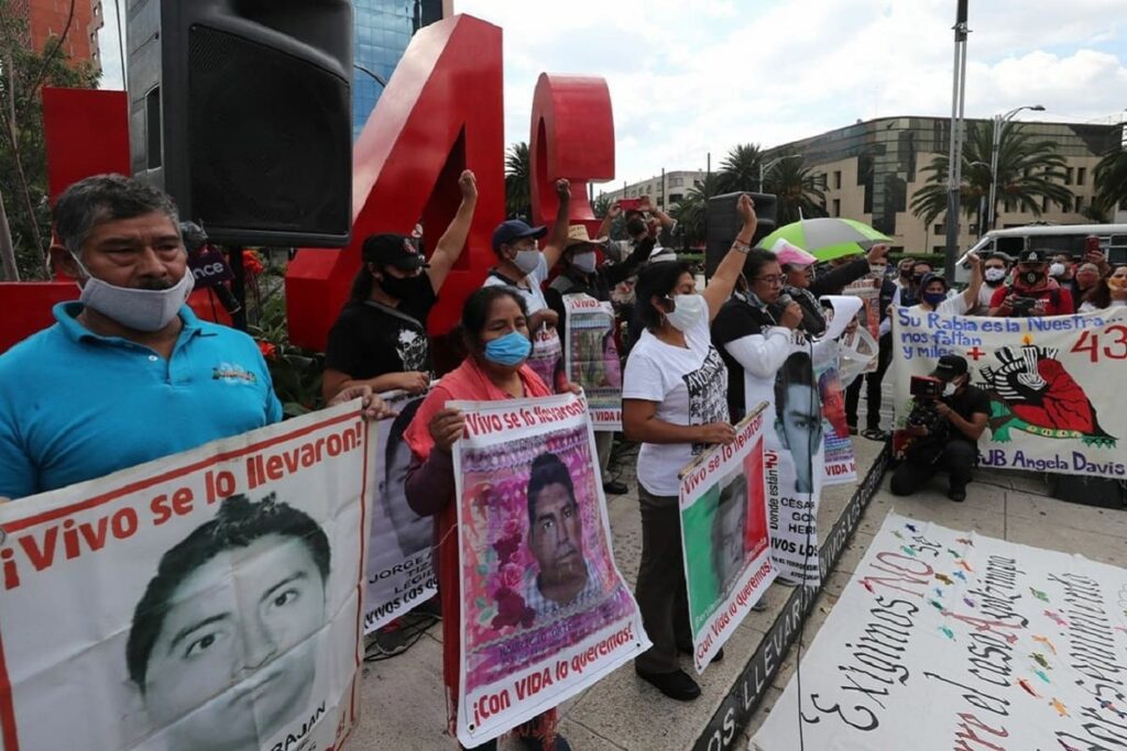 padres de los 43 ayotzinapa 1