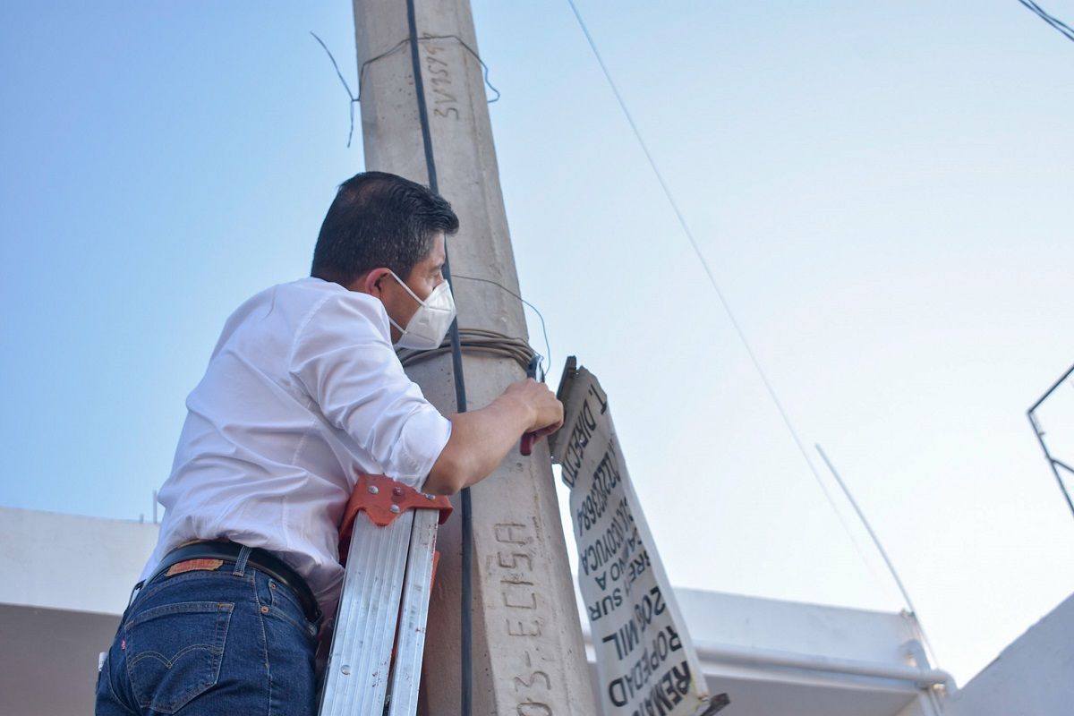 Sancionarán hasta con 100 mil pesos a empresas que coloquen publicidad en vía pública de Puebla 2 pendones