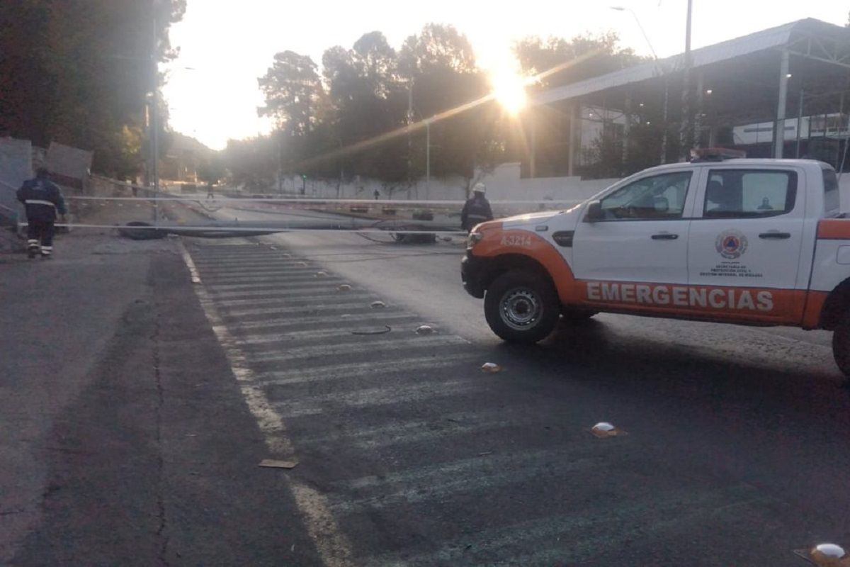 VIDEO: Tráiler derriba poste de luz en el Bulevar Xonaca 2 poste