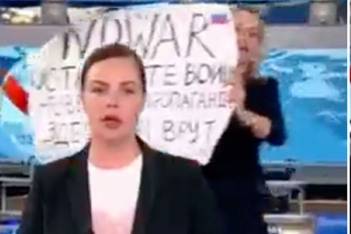 VIDEO: Mujer irrumpe noticiero en Rusia para exigir un alto a la guerra 4 protesta medio ruso 1