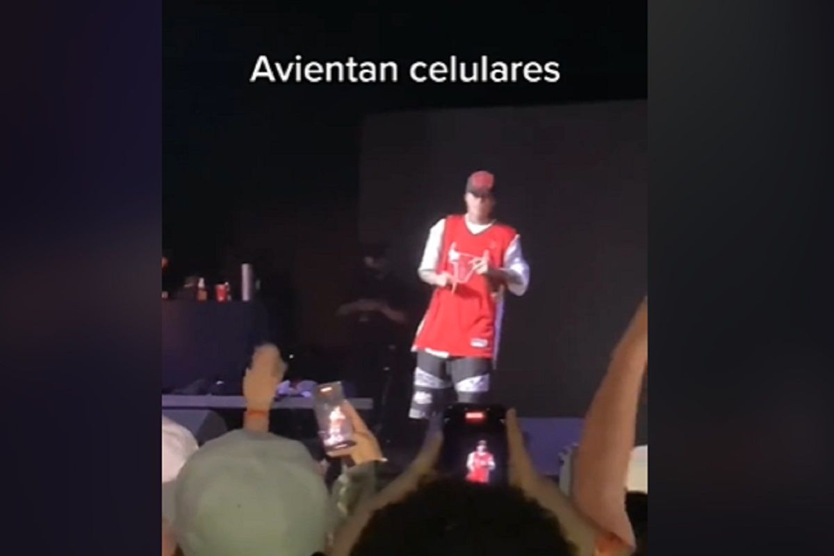 Avientan celulares a Santa Fe Klan en su concierto: "nosotros no robamos" (VIDEO) 4 santa fe klan