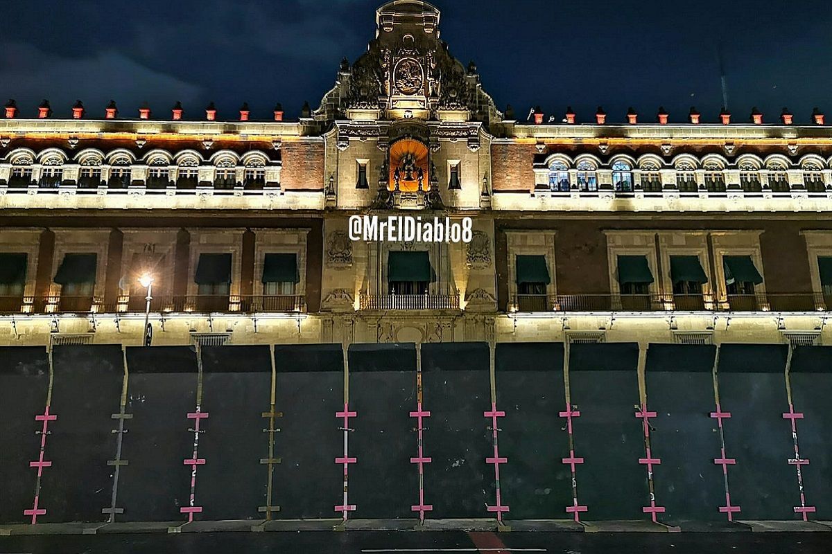 Blindan con vallas el Palacio Nacional previo a la marcha del 8M 2 vallas