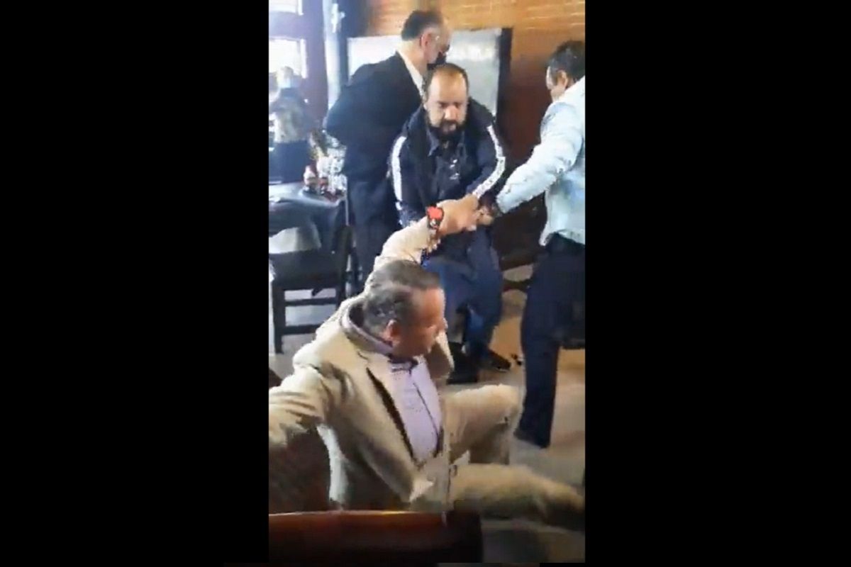 VIDEO: Alfredo Adame se cae al tratar de patear al abogado de Carlos Trejo 4 Adame