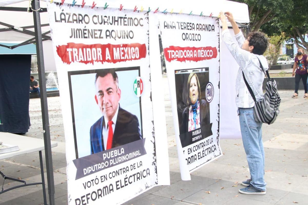 Con carteles en las calles de Puebla, Morena se lanza contra diputados opositores a Reforma Eléctrica 3 Lazaro1 1
