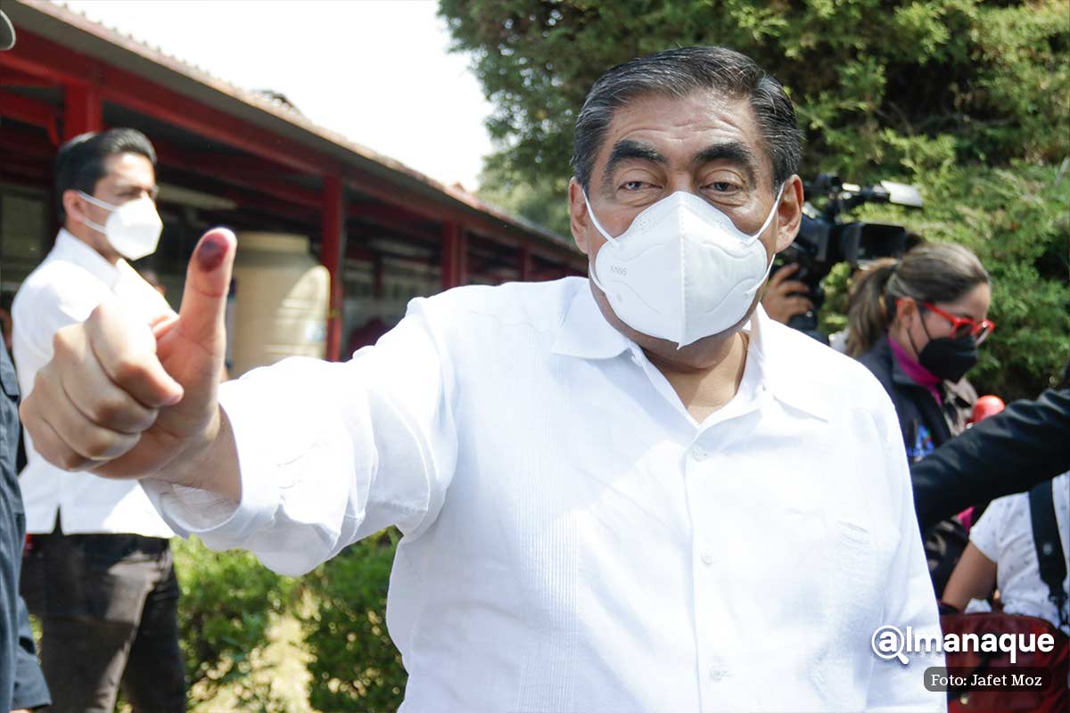 Barbosa emite su voto para la revocación de mandato; reporta saldo blanco en Puebla 7 Miguel Barbosa voto revocacion de mandato 1