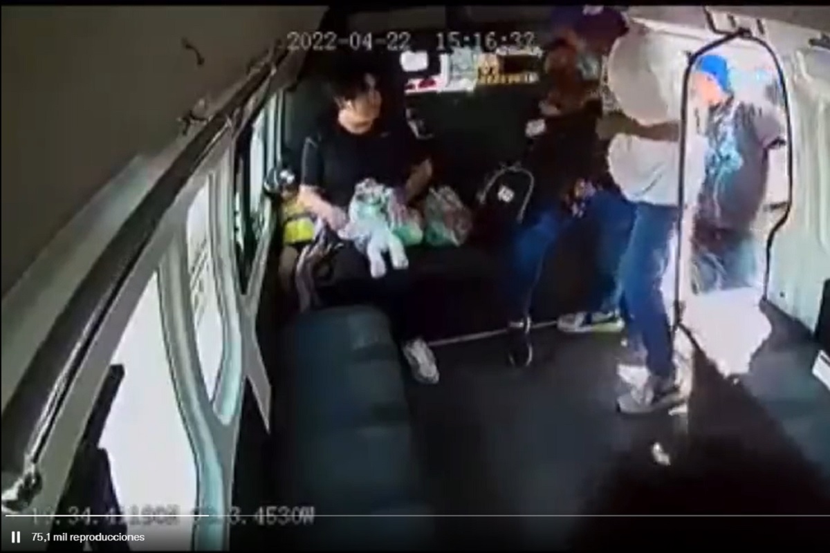 VIDEO: "Traigo mi tarea", suplica joven para que no le roben su mochila en el transporte 2 asalto transporte