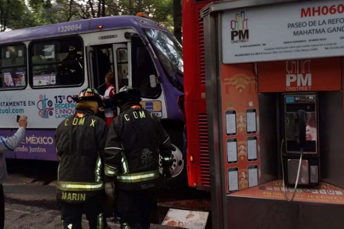 Choque entre Metrobús y autobús deja 16 lesionados en la Ciudad de México 4 choque reforma 1