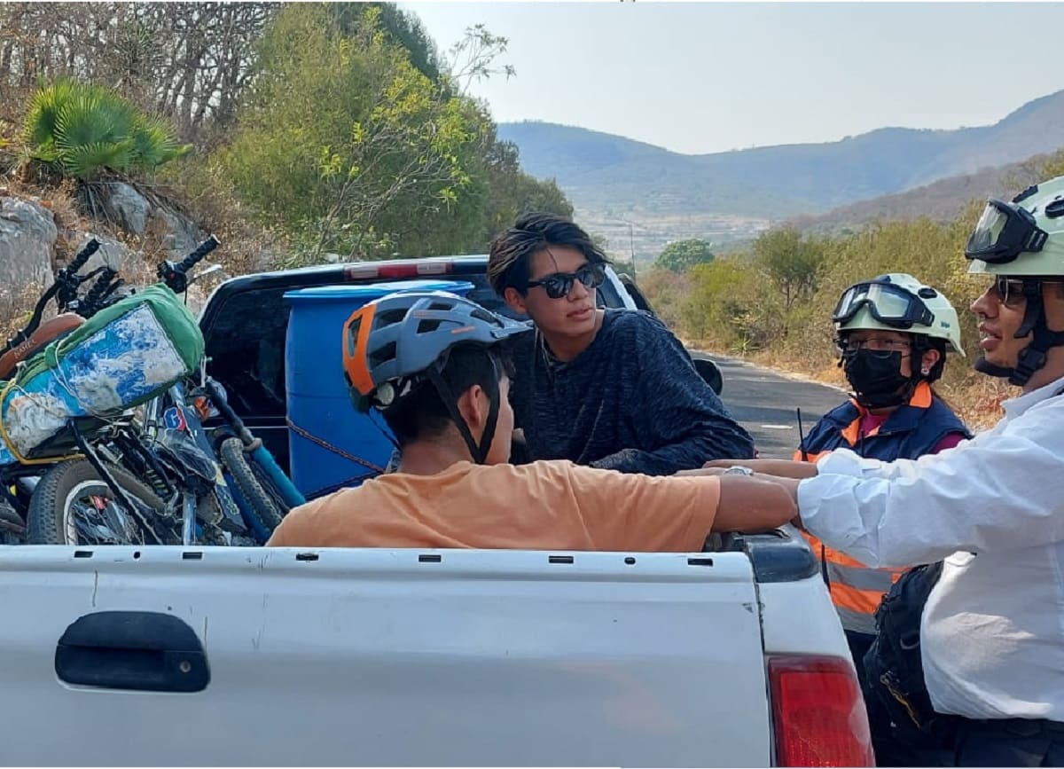 rescatan a jovenes en el aguacate