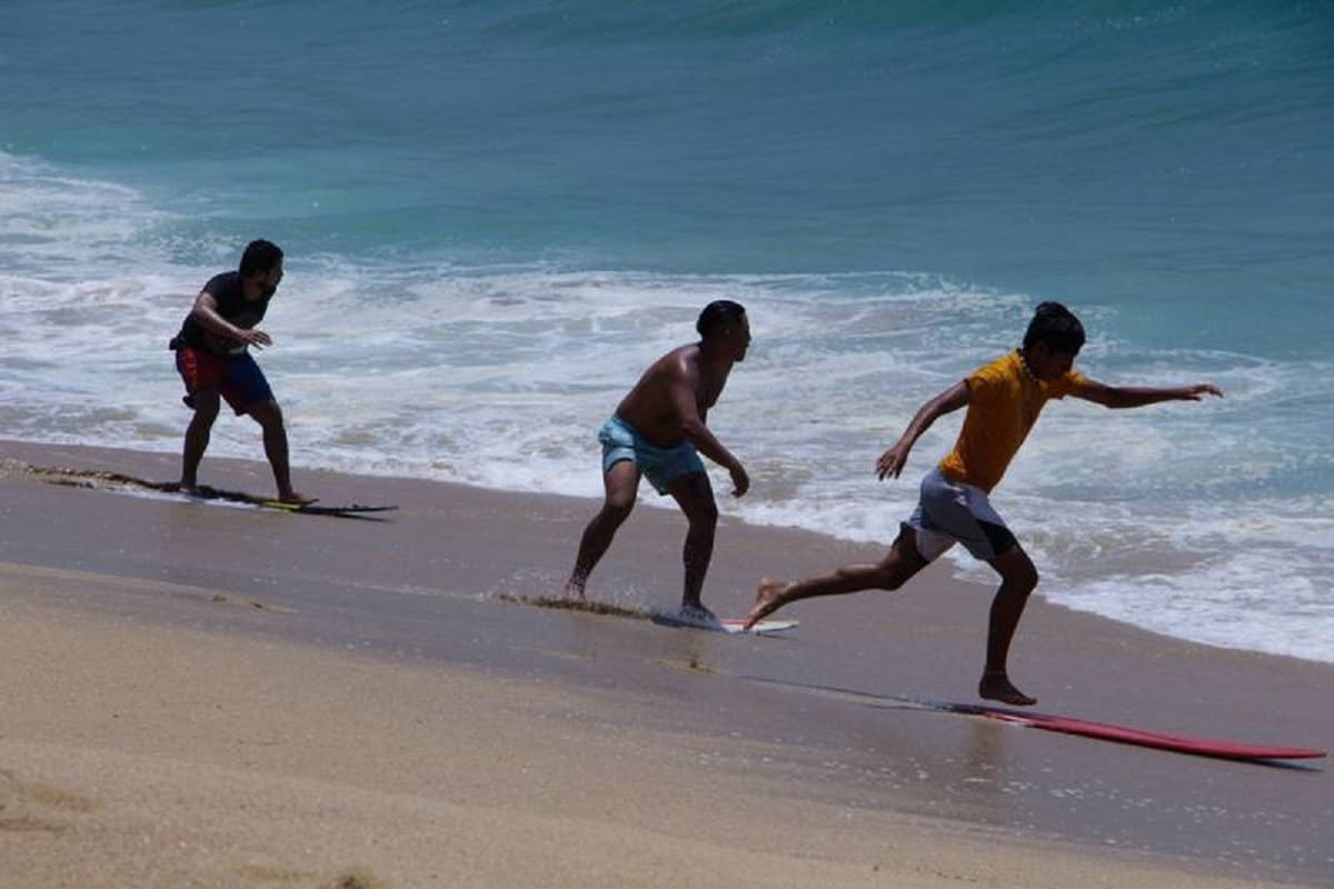 VIDEO: Salvavidas rescatan a turistas de morir por Mar de Fondo en Acapulco 3 turistas acapulco 1