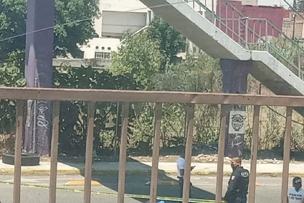 Avenida Margaritas mujer se avienta de puente 1