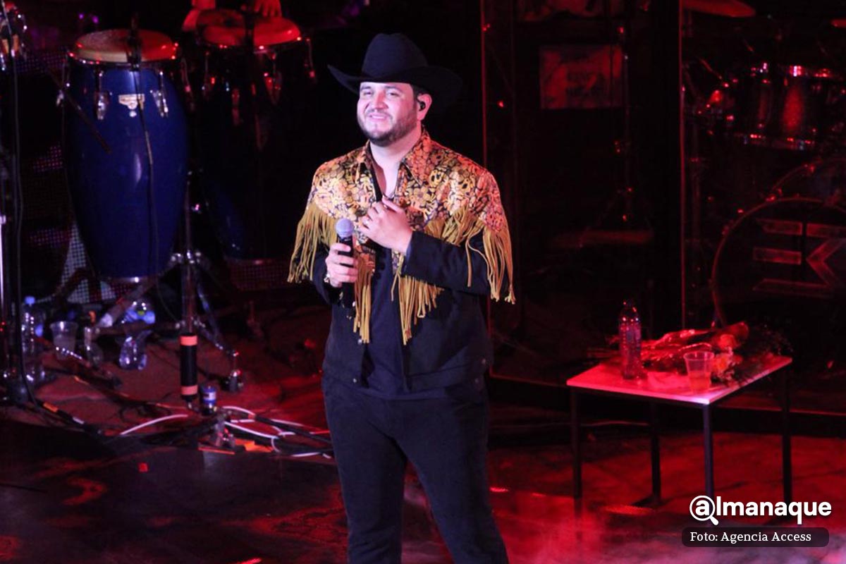 VIDEO: Edén Muñoz debuta en Puebla como solista y sube a niño a cantar "Chale" 6 Eden Munoz Palenque feria de Puebla 4
