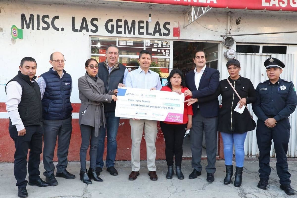 Eduardo Rivera entrega el primer cheque del programa Créditos Contigo 3 Imagen de iOS 2 3