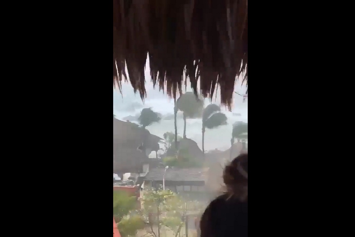 FOTOS y VIDEOS: El momento en el que ‘Agatha’ toca tierra en Oaxaca como huracán de categoría 2 2 Imagen de iOS 28 1