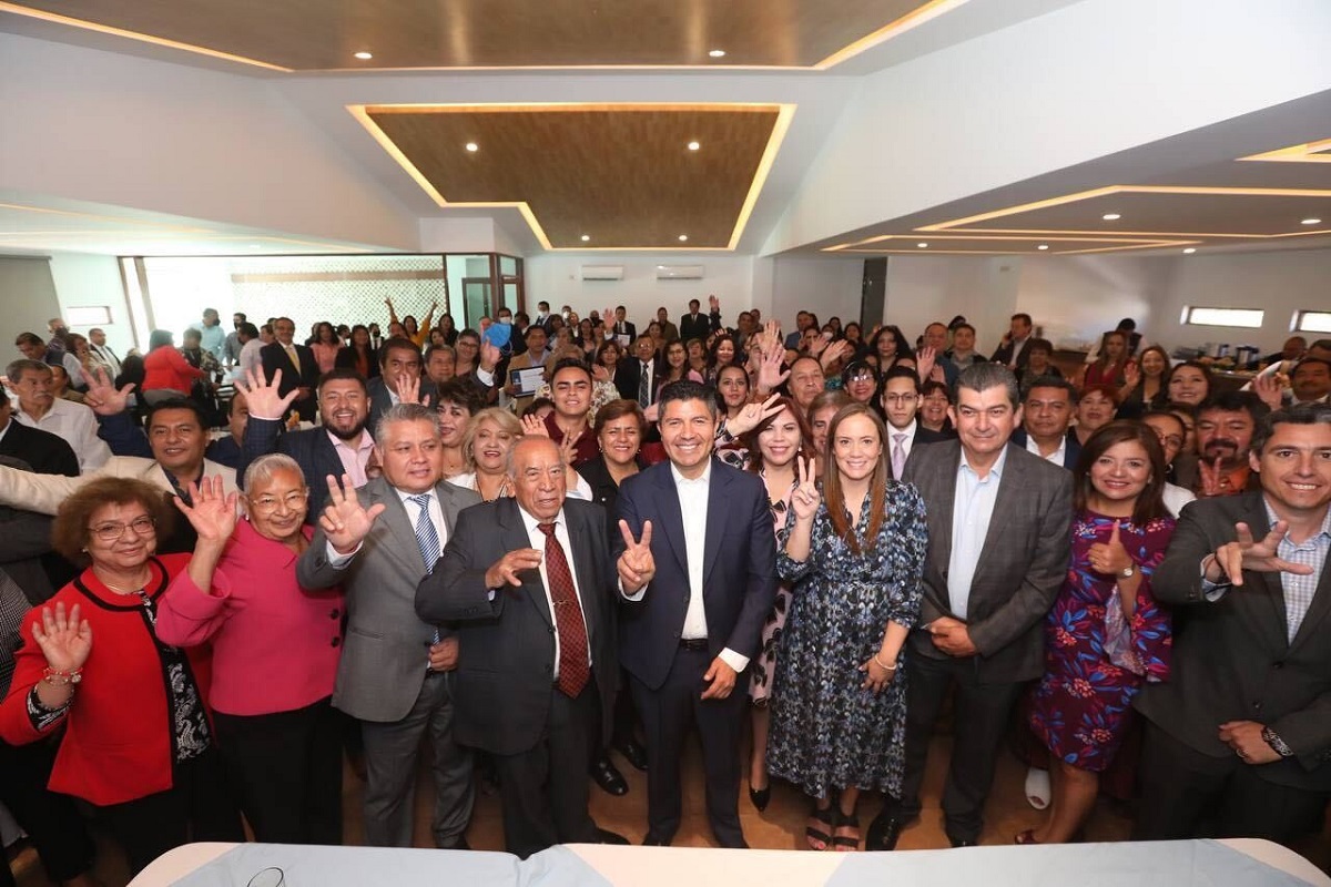 Eduardo Rivera reconoce labor de las y los maestros en Puebla 1 Imagen de iOS 300