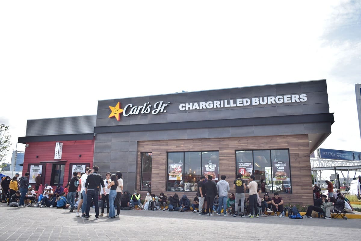 Poblanos acampan afuera de nuevo Carl's Jr para que obtengan hamburguesas gratis durante un año 4 Inauguracion Carls Junior Atlixcayotl 1