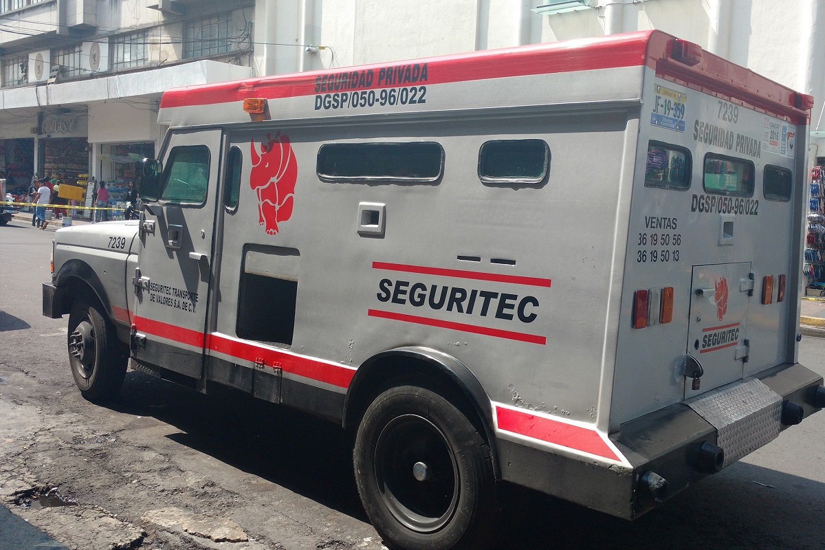 Robo de camioneta de valores desata balacera en Las Animas; se llevan más de medio millón de pesos 2 Robo a camioneta Seguritec 290716 03