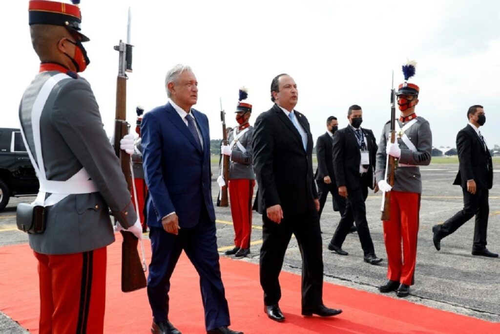 amlo es recibido por funcionarios 1 1 1091 679