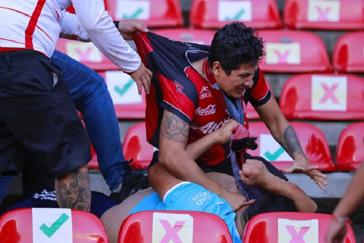 Detienen a aficionados del Atlas por violencia en estadio de Querétaro 4 atlas violencia 1