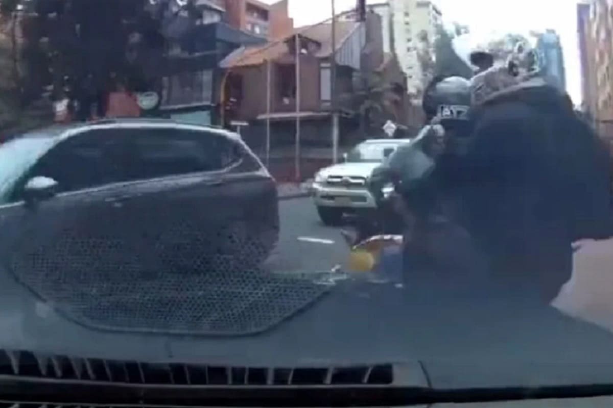 VIDEO: Víctima de robo atropella a ladrones con su BMW en Colombia 4 atropella a ladrones 1
