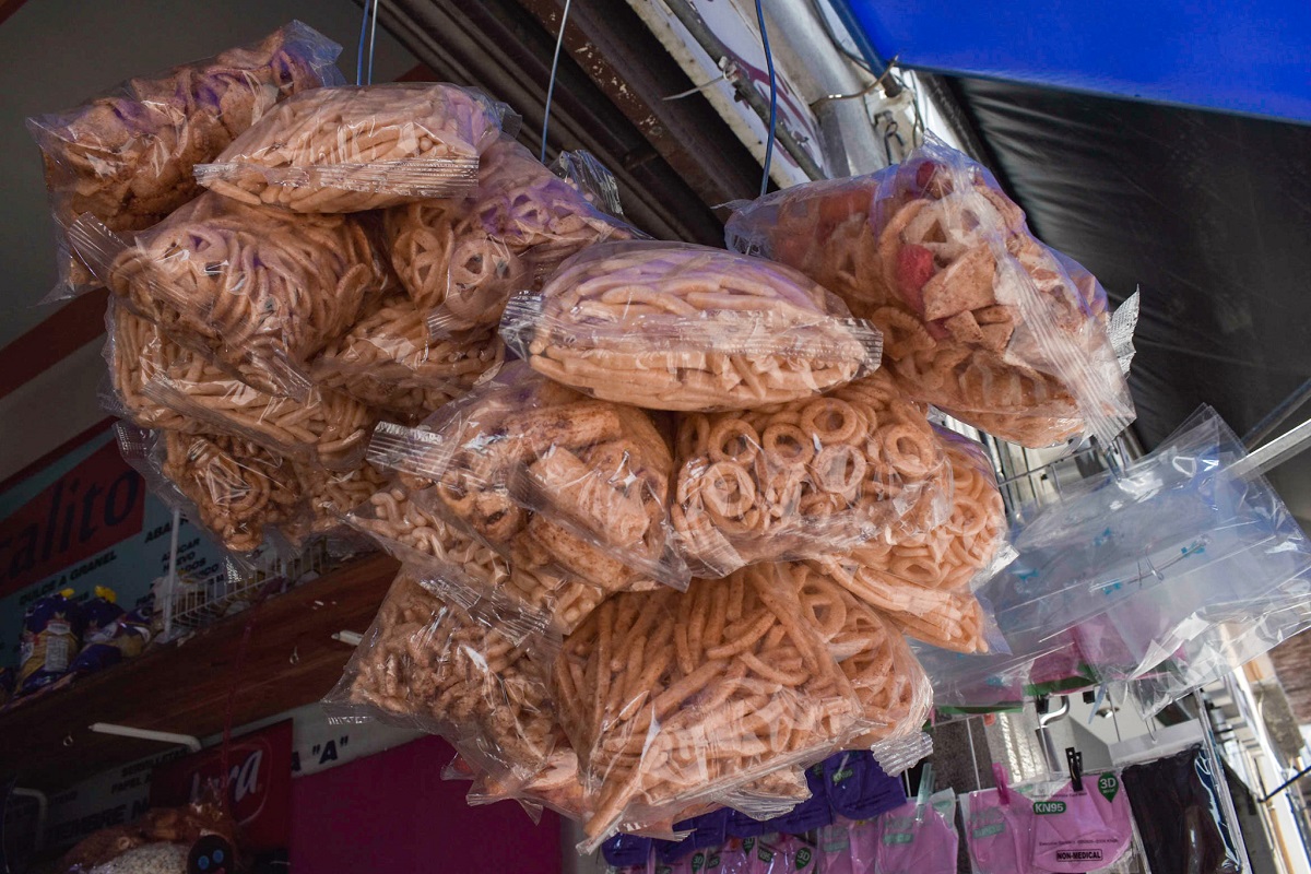 Suspenden a trabajadores que golpearon a vendedor de frituras en Puebla 2 chicharrines
