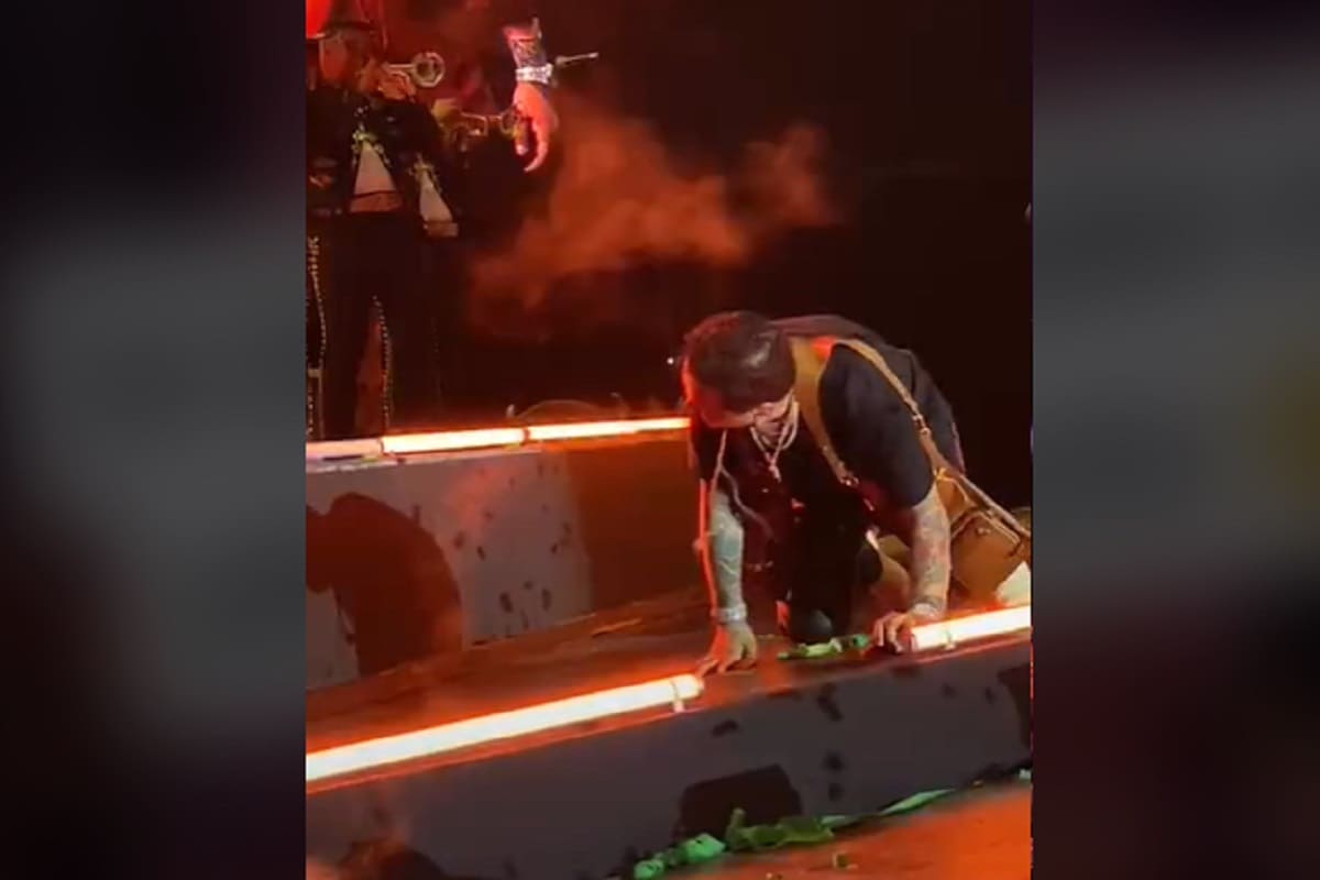 VIDEO: Christian Nodal se cae durante su presentación en Guatemala 2 christian nodal caida 1