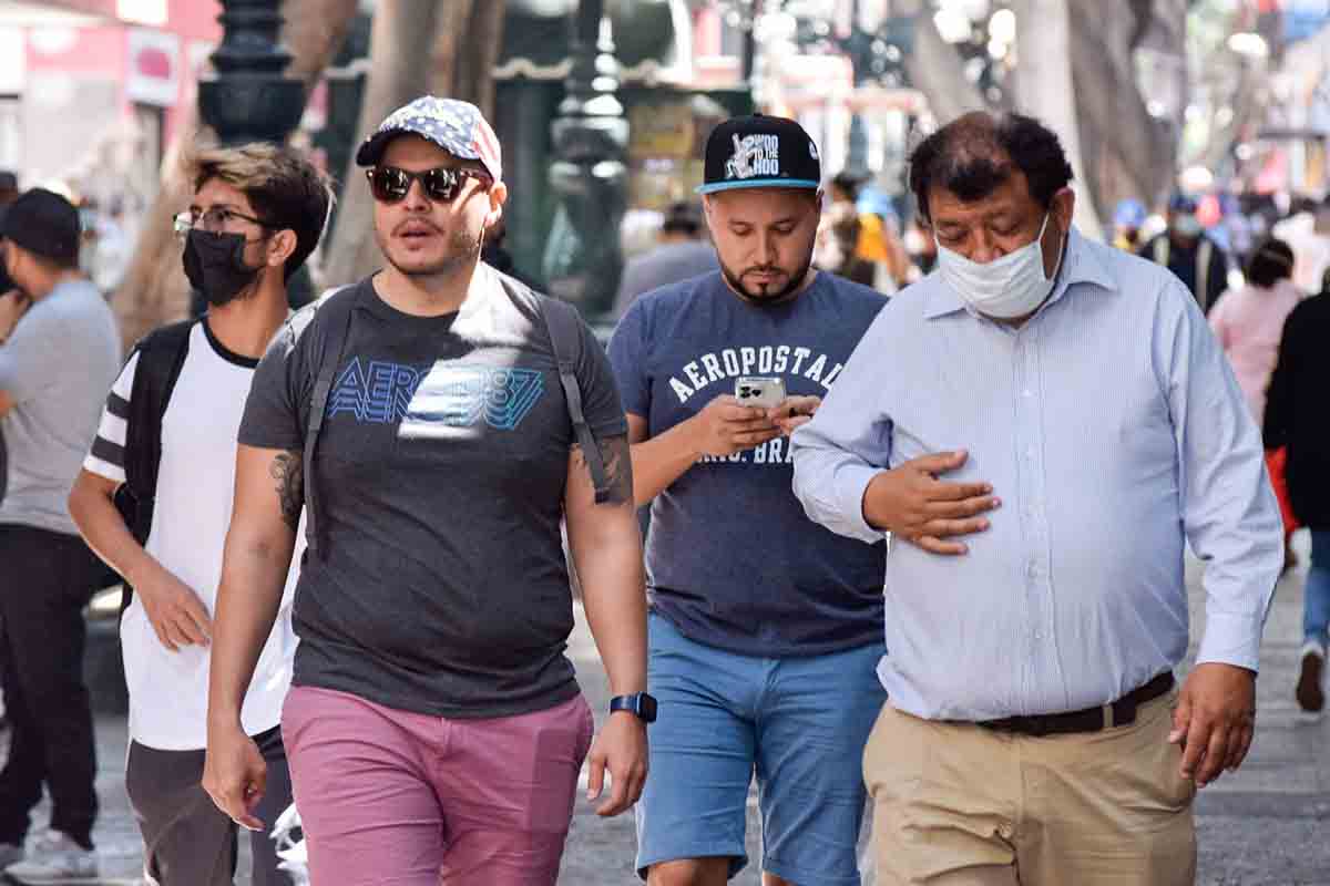 Puebla acumula 35 días sin defunciones por COVID-19 3 gente sin cubrebocas