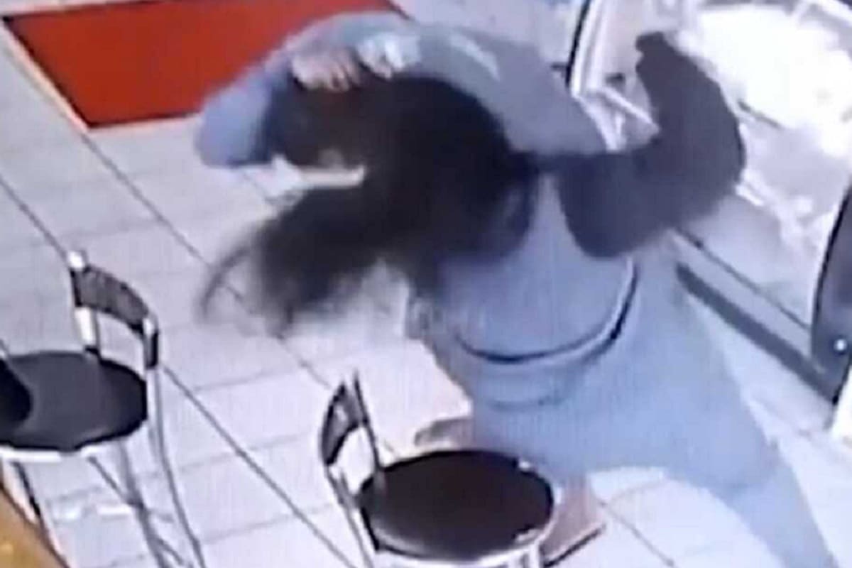 VIDEO: Mujer se defiende de acosador y lo agarra a golpes en Brasil 4 golpea a acosador 1
