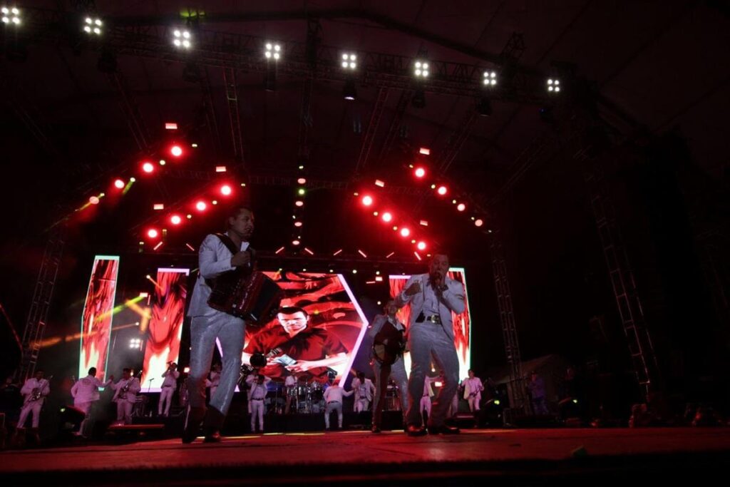 VIDEOS: Edwin Luna se pasea en el Mercado Hidalgo y se sube a cantar a camiones 6 la trakalosa feria de puebla 2022 1