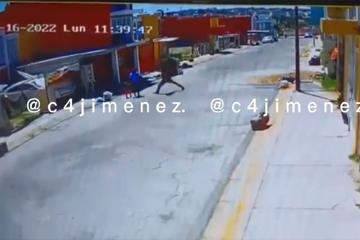 VIDEO: Adicto patea a una niña que caminaba con su mamá en Puebla 2 loco puebla 1