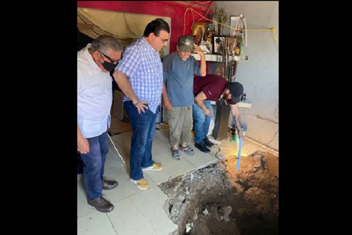 Se abre socavón enorme en la sala de una casa en Sinaloa y "se traga" a un joven 5 socavon 1