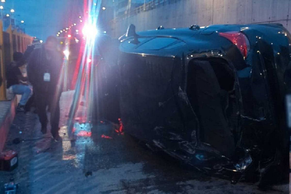 Fuerte volcadura de auto en el Distribuidor Vial Juárez-Serdán 5 20220622 092656 1